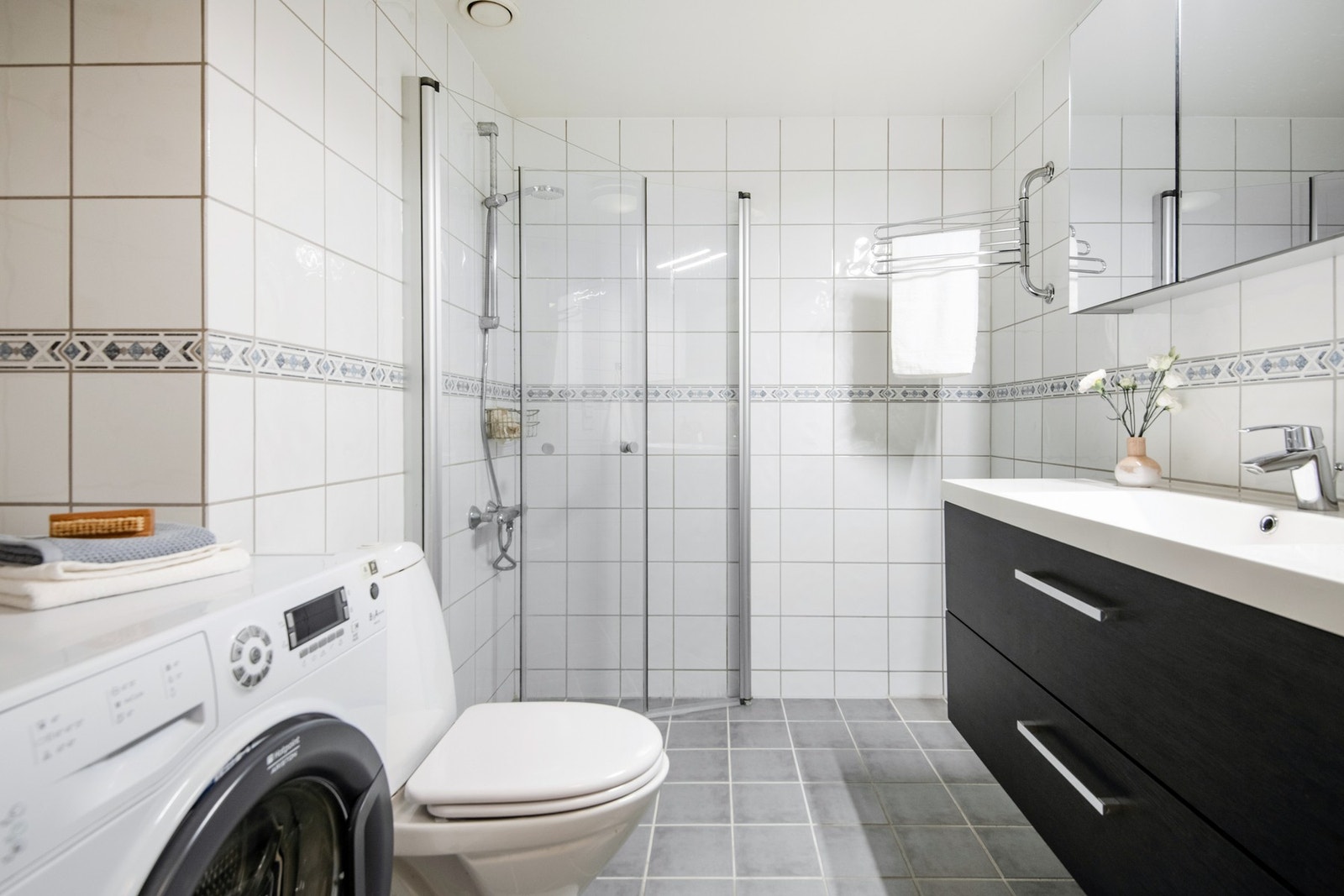 Badet holder god standard fra byggeår, med fliser, gulvvarme og funksjonell innredning. Galleribilde