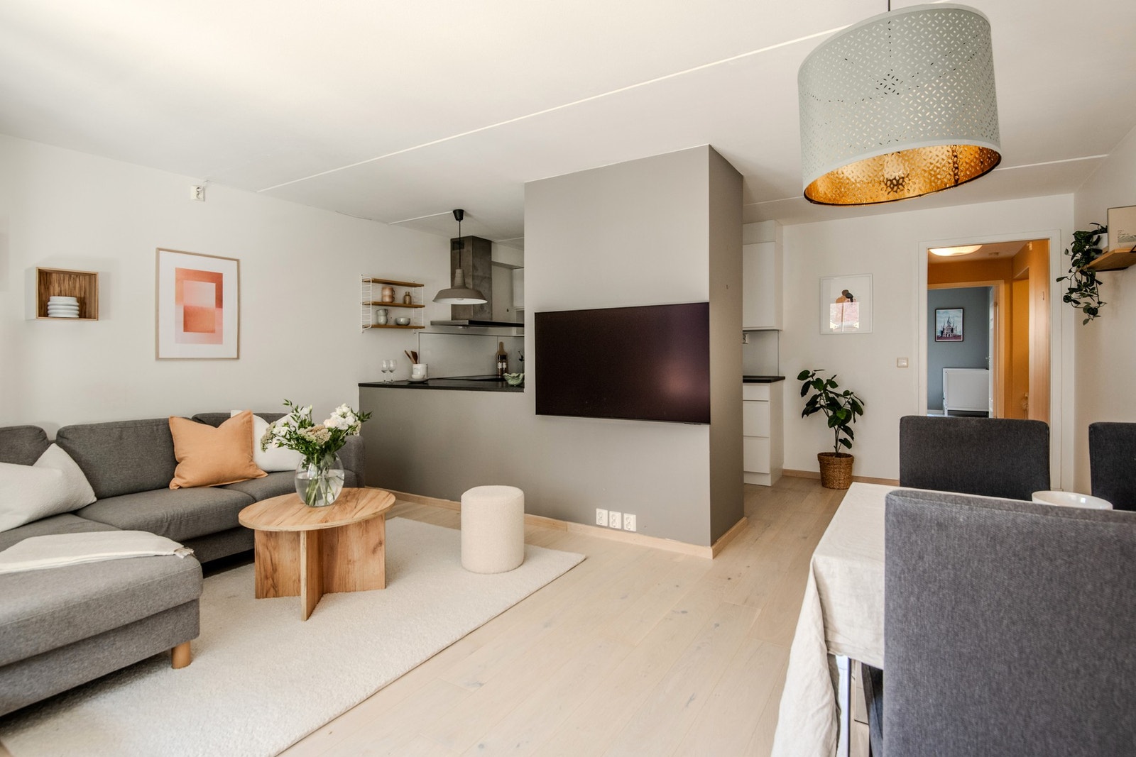 Den åpne planløsningen gir godt rom for både sofaseksjon, spisebord og annet møblement - perfekt for både hverdagsliv og sosiale sammenkomster. Galleribilde