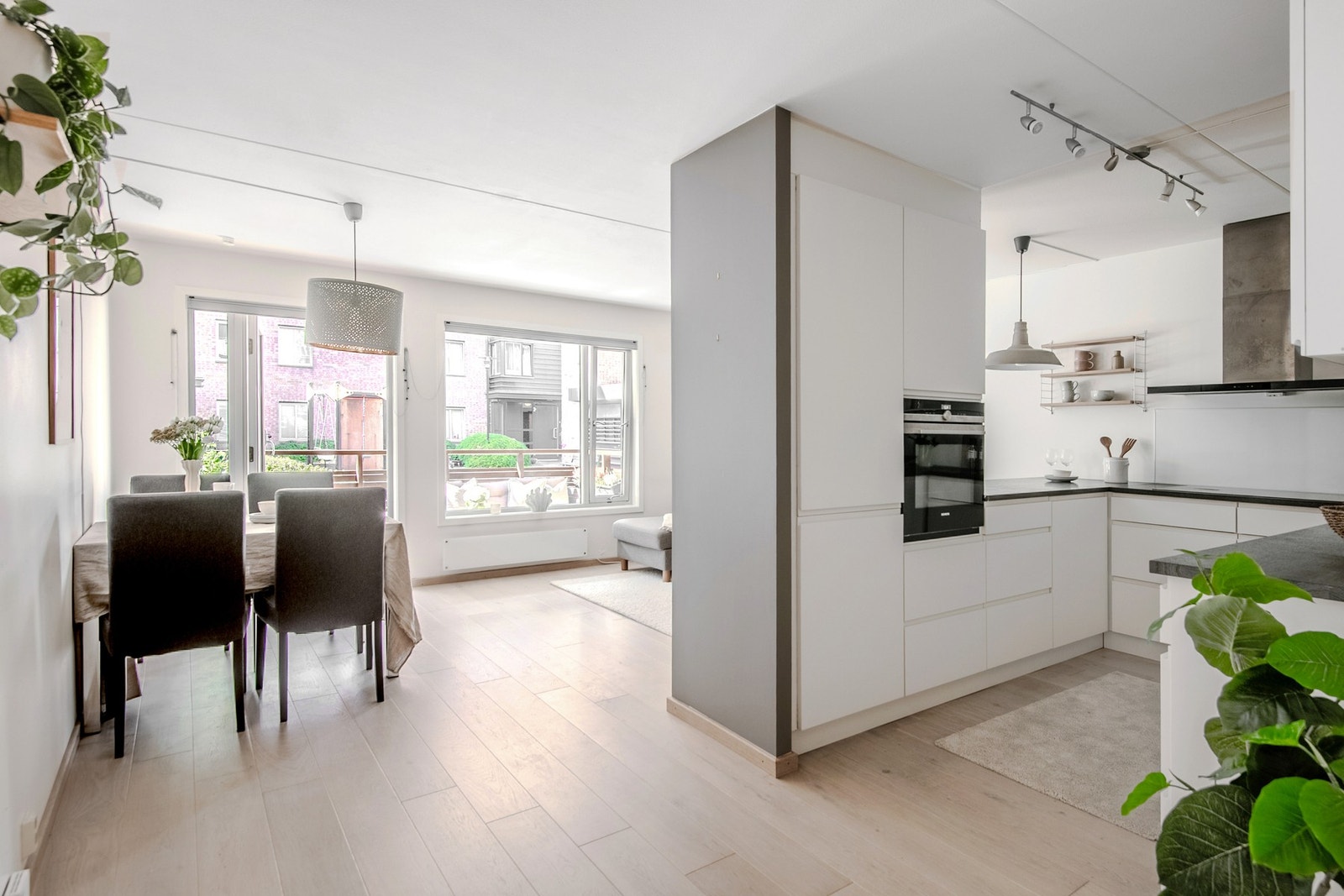 Kvik kjøkken fra 2017 som kombinerer design og funksjonalitet. Galleribilde