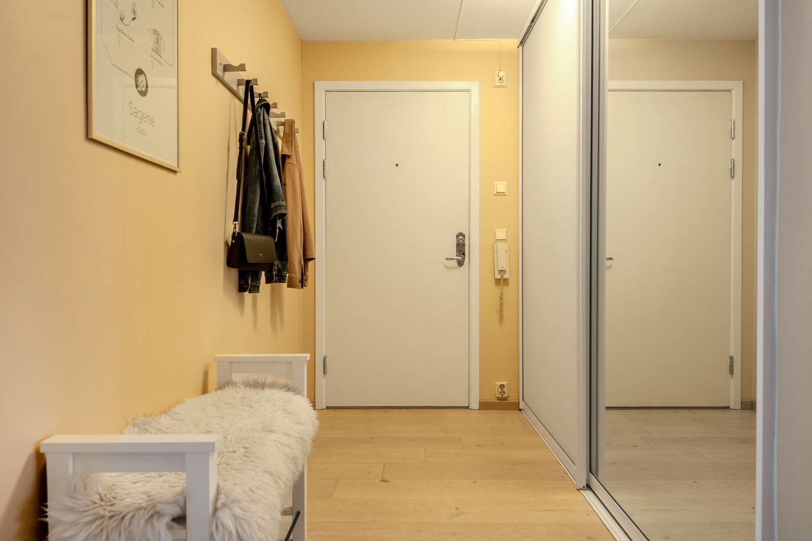 Når du kommer inn i leiligheten møtes du av en romslig og innbydende entré. Galleribilde