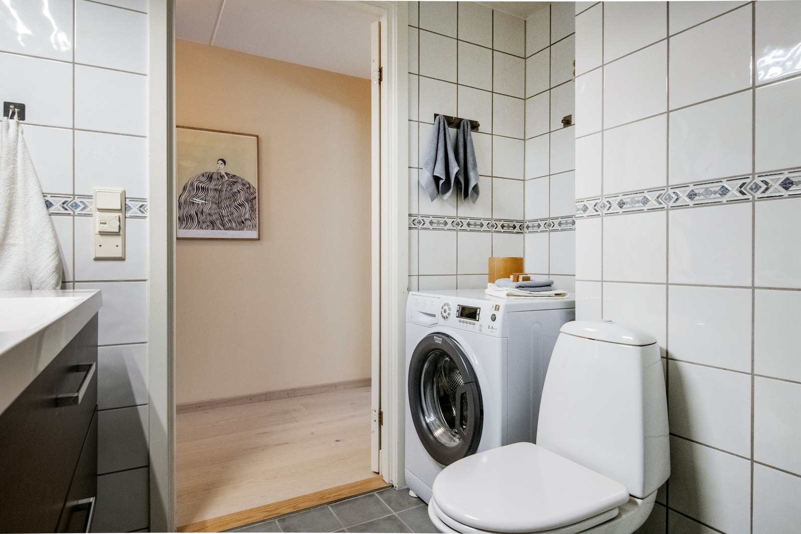 Det er også opplegg for vaskemaskin - alt du trenger i et praktisk og stilrent bad. Galleribilde