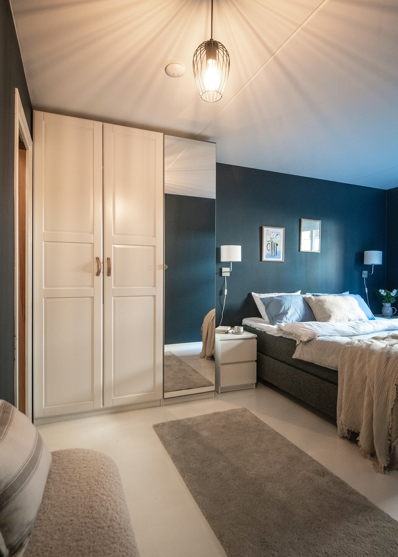 Hovedsoverommet har plass til dobbeltseng, nattbord og garderobeskap. Galleribilde