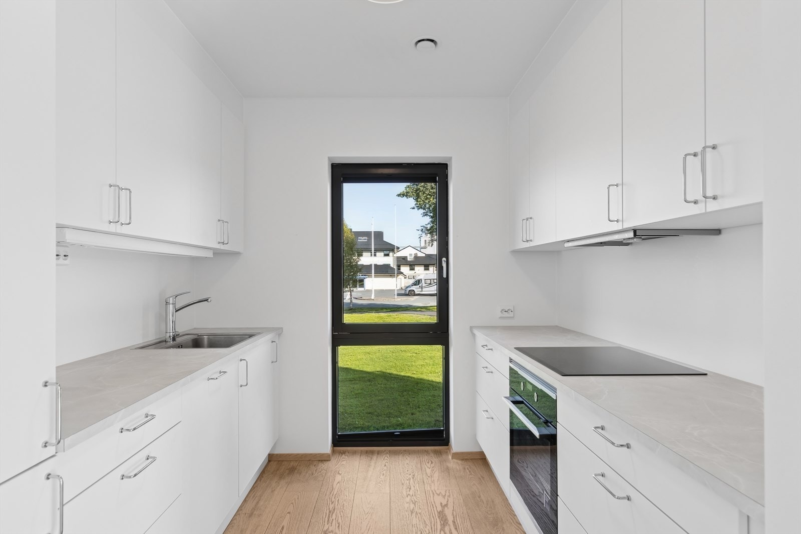 Pent kjøkken med integrerte hvitevarer. Galleribilde