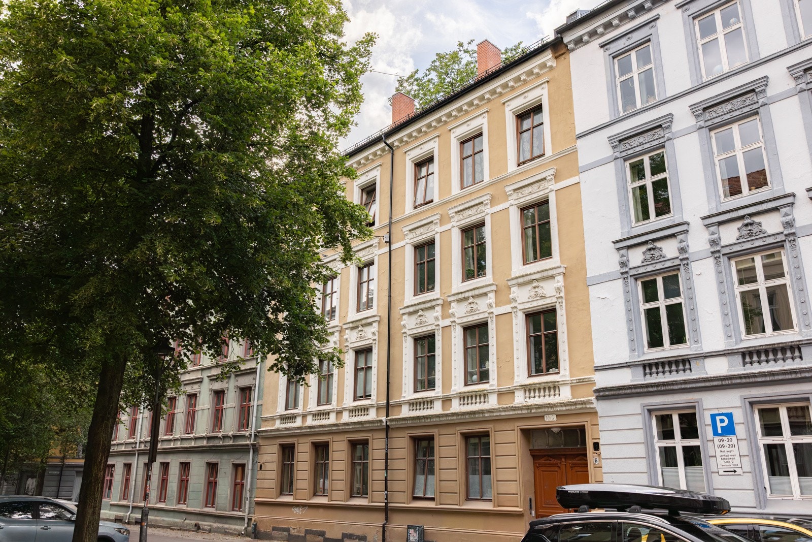 Meget sentral beliggenhet på Grünerløkka med kort gange til alt du kan tenke deg av butikker, kaféer, spisesteder, barer mm. Galleribilde
