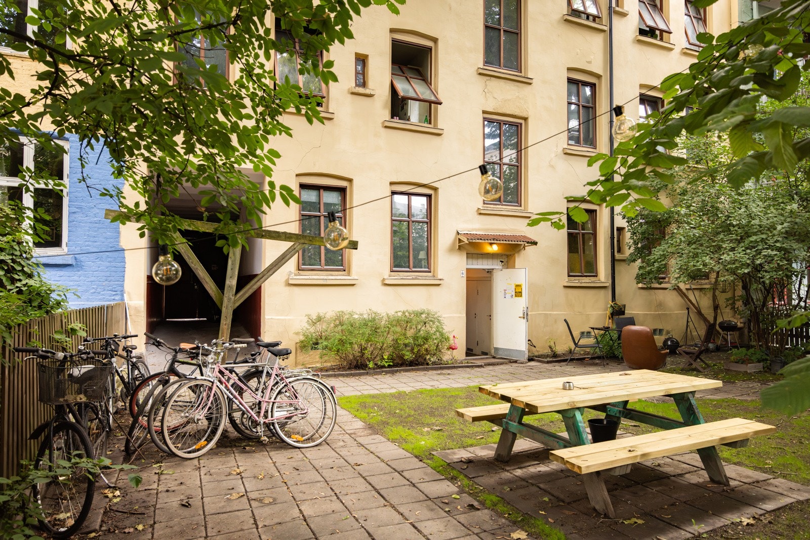 Det er også sykkelparkering i bakgården. Galleribilde