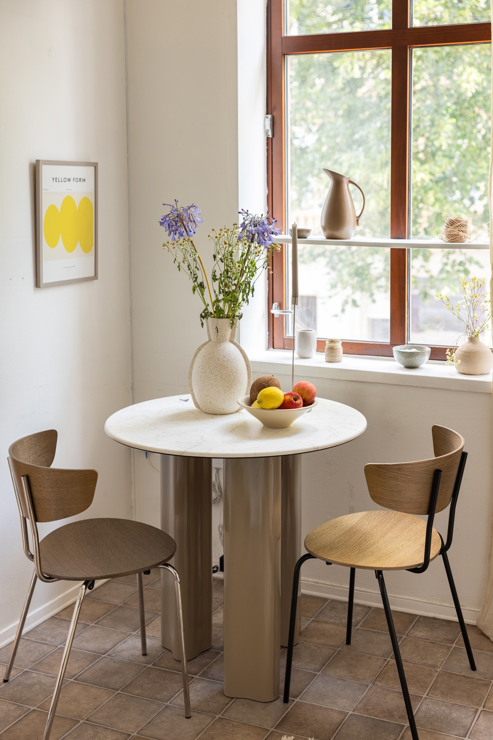På kjøkkenet er det plass til et koselig frokostbord. Galleribilde