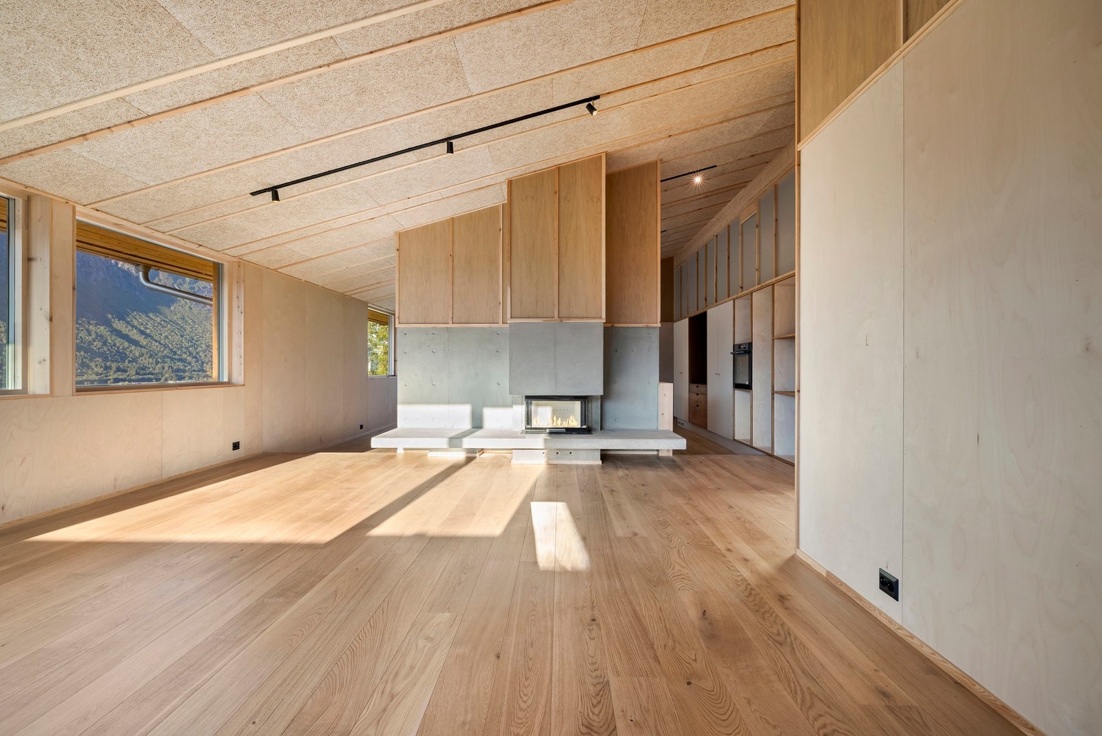 Velkommen inn - Her fra hovedstuen med en flott peis Galleribilde