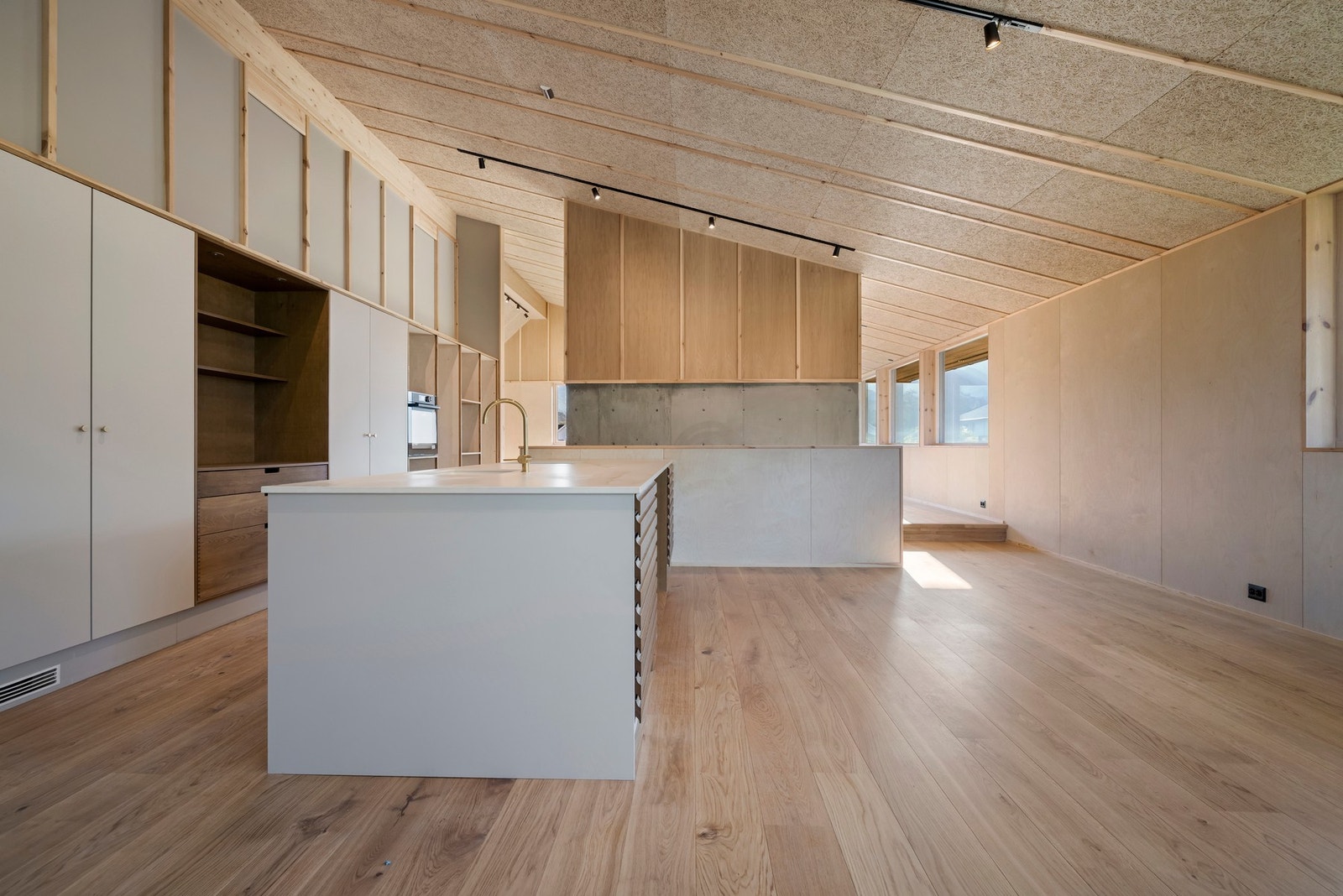 På kjøkkenet har man god plass til et romslig spisebord med plass til hele storfamilien Galleribilde