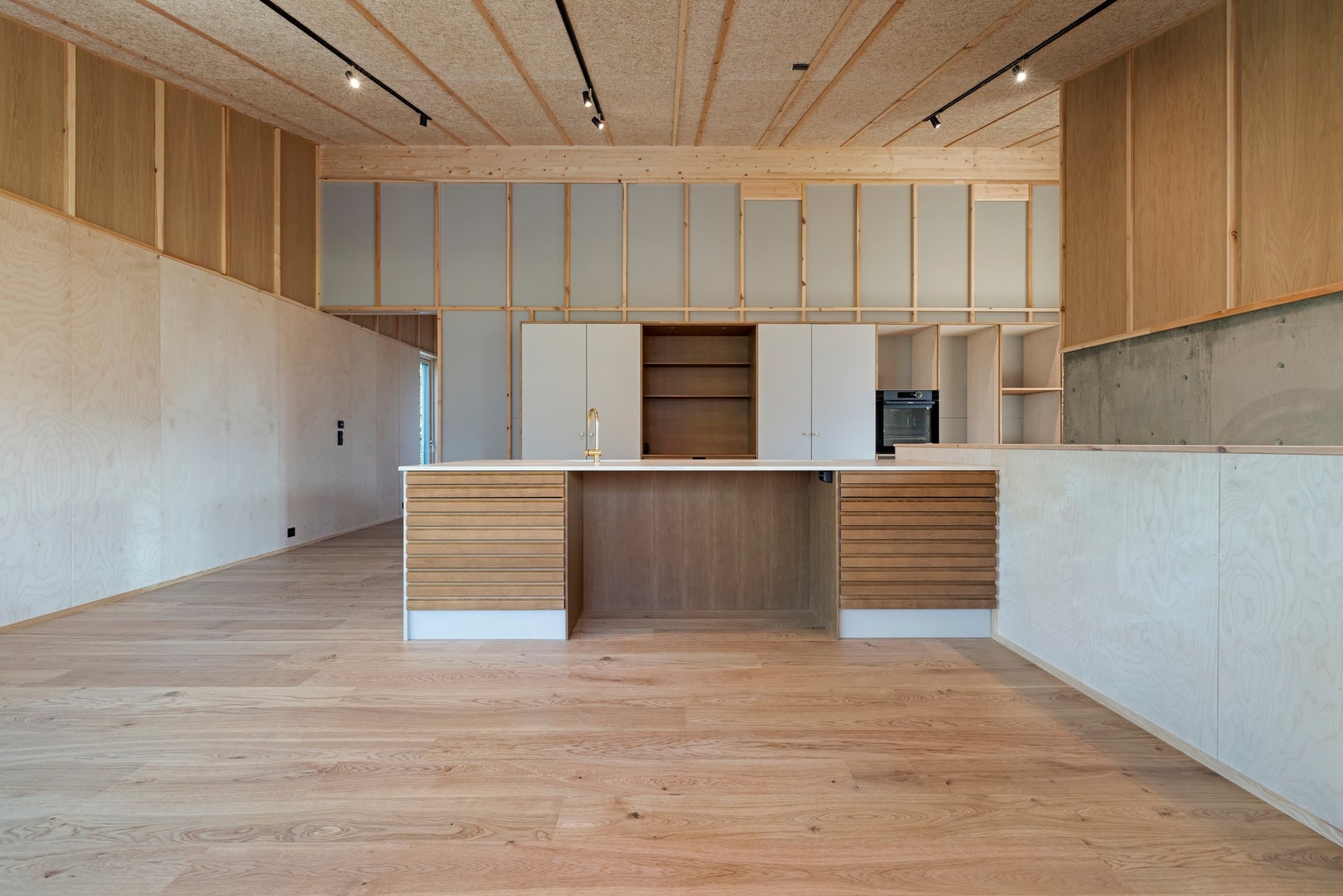 De plassbygde skapene leveres uten fronter, men dette kan legges til mot et pristillegg Galleribilde