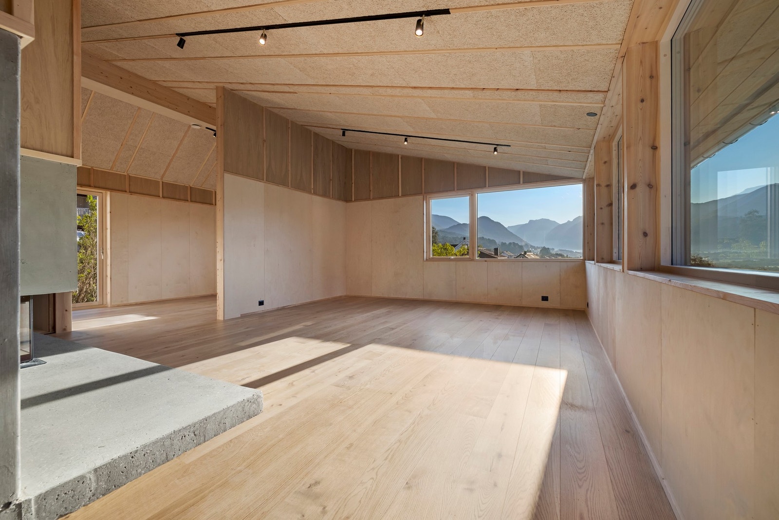 Stuen er romslig og har flere muligheter for møblering Galleribilde