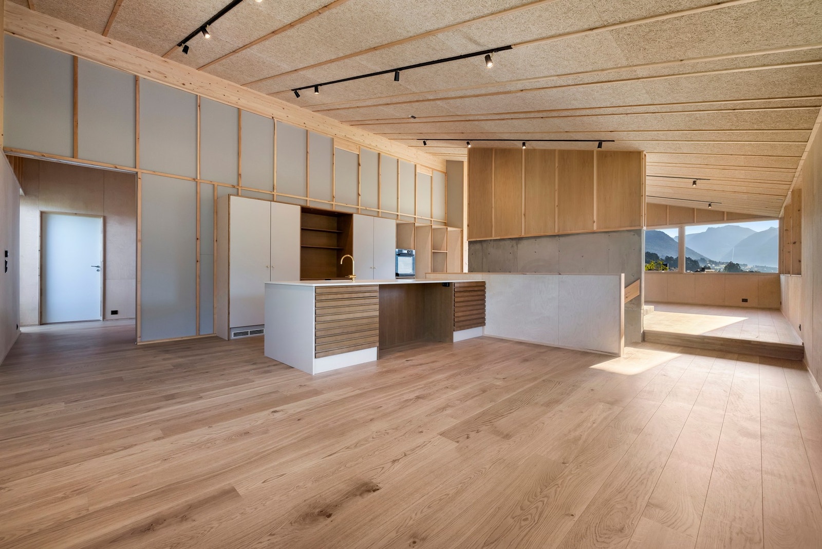 Kjøkkenet er fra JKE og har i tillegg noen plassbygde skap. Eksklusive hvitevarer fra De dietrich og Siemens Galleribilde