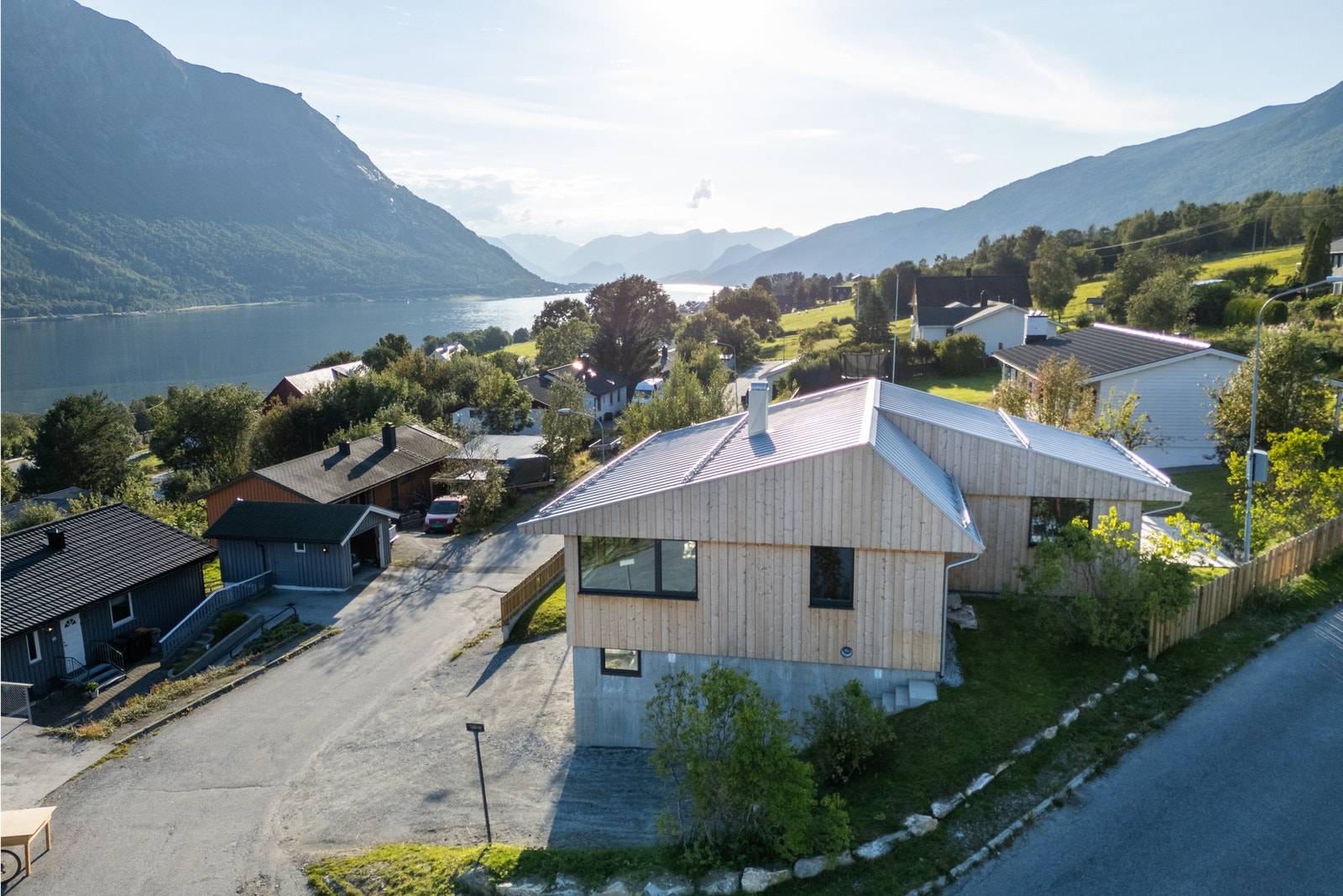 Sett fra øst. Boligen ligger fint til i et etablert boligfelt Galleribilde