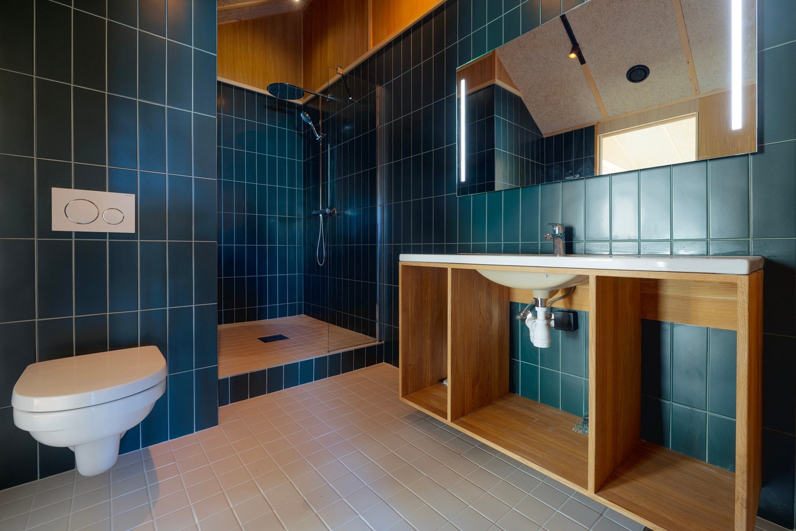 Badet i 2. etasje har fliser fra FagfIis og det er vannbåren varme i gulvet. Vegghengt toalett og dusjnisje. Ifølge selger vil det bli satt inn skuffer i eik under vasken Galleribilde