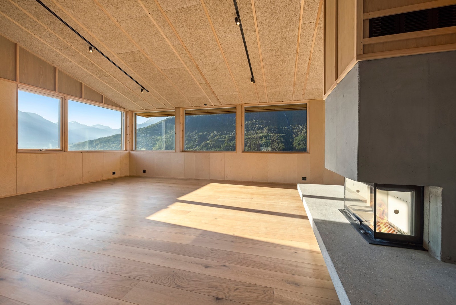 Innvendige overflater på vegger består av bjørke og eikefiner med listverk av furu, himling består av Trolltektplater med furulistverk Galleribilde