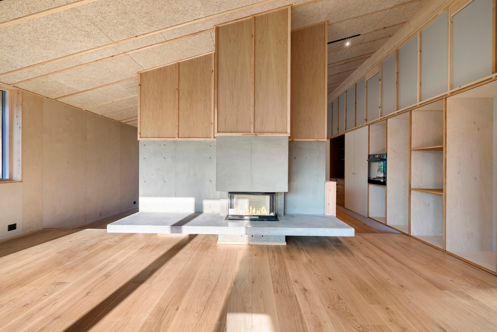 Peisen er lekker og et flott blikkfang i rommet. Takhøyden er god og gir en romslig romfølelse Galleribilde