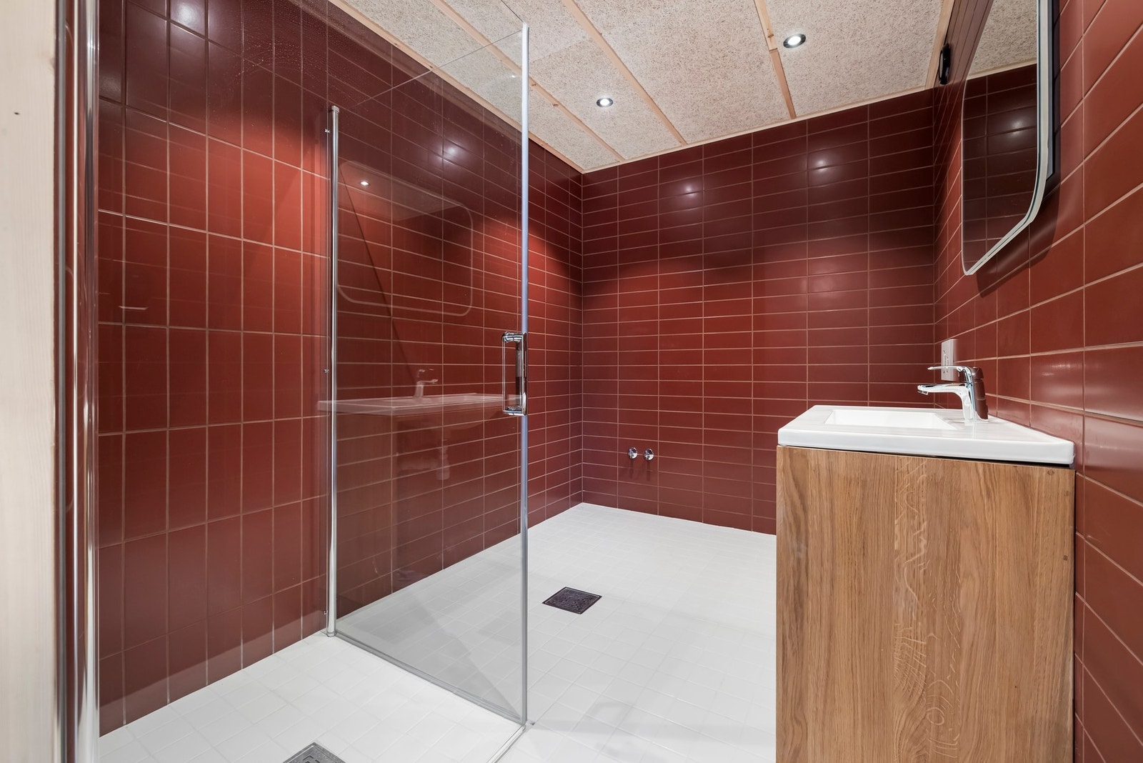 Bad i 1.etasje har også fliser fra Fagflis, vannbåren varme i gulvet. Vegghengt toalett og dusjhjørne med glassdører Galleribilde