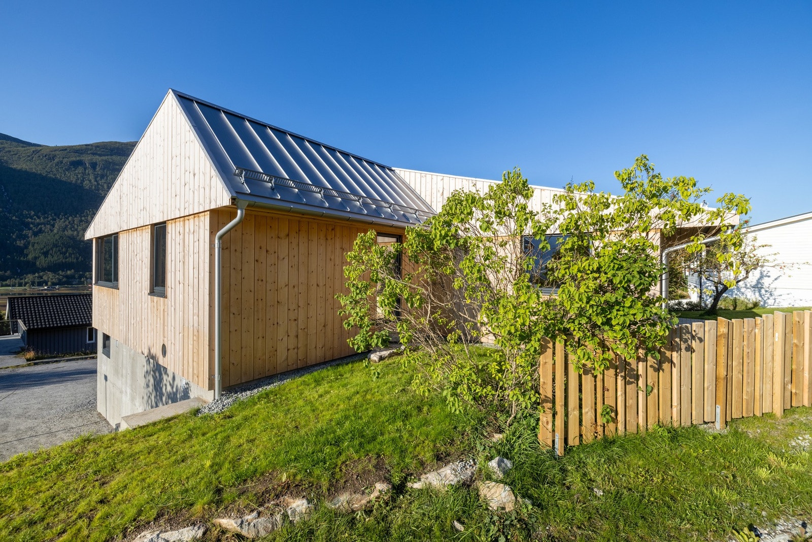 Utvendig kledning av seinvokst furu fra Sjåk. Denne kan forbli ubehandlet og vil da gråne over tid Galleribilde