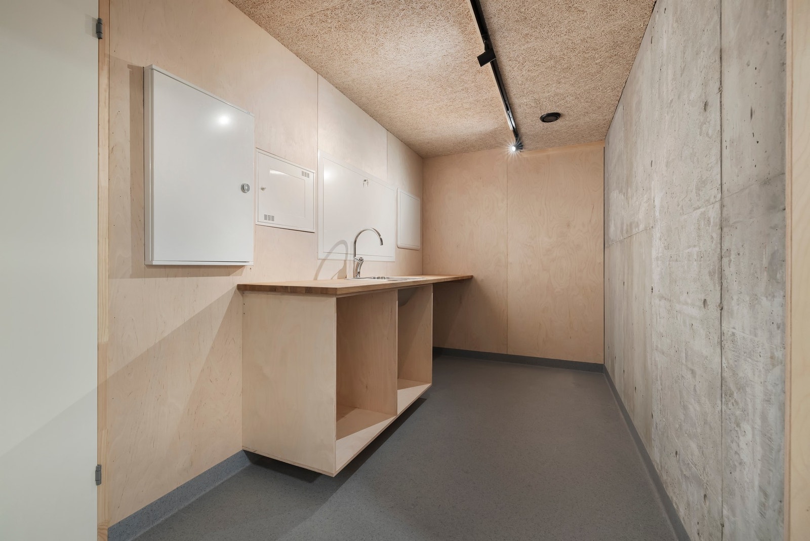 Vaskerom i 1.etasje har innredning med nedfelt stålkum. Opplegg for vaskemaskin Galleribilde