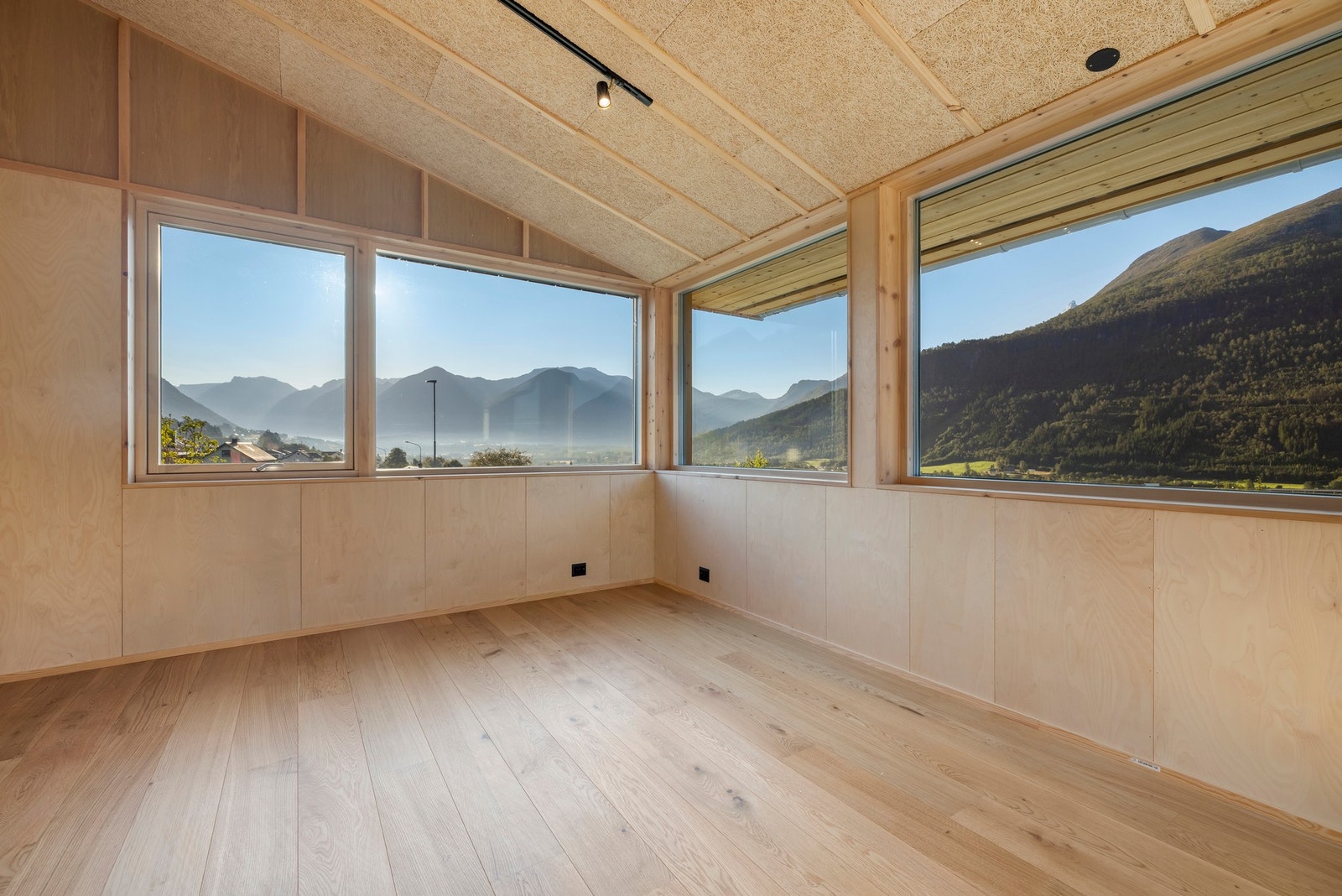 Utsikt fra stue mot sør og øst Galleribilde