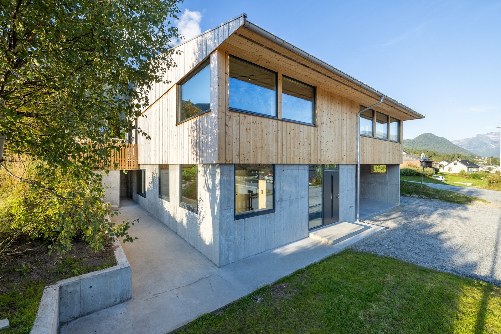 Egen inngang til kjellerstue/utleidel med praktisk bod/takoverbygg i bakkant Galleribilde