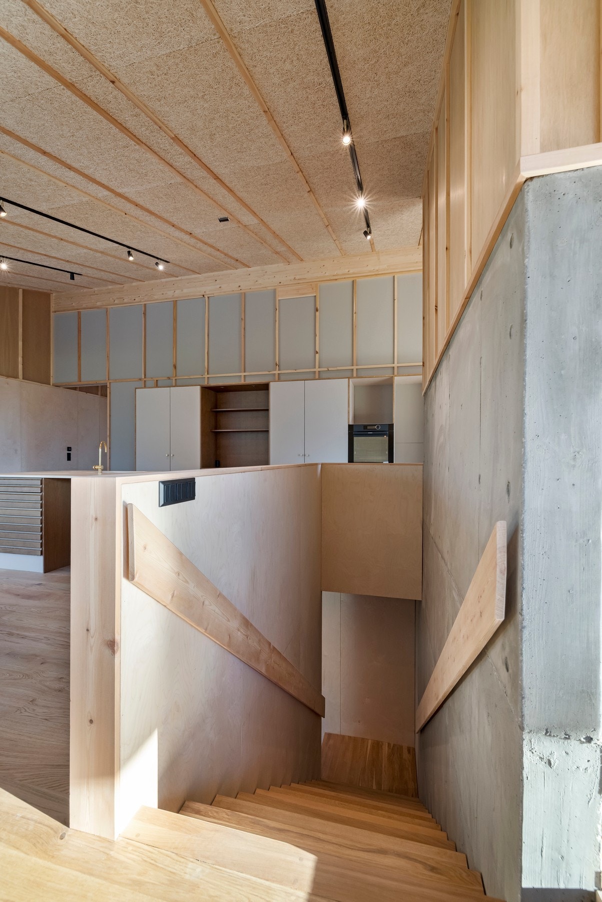 Trappen er i eik og er plassbygd Galleribilde