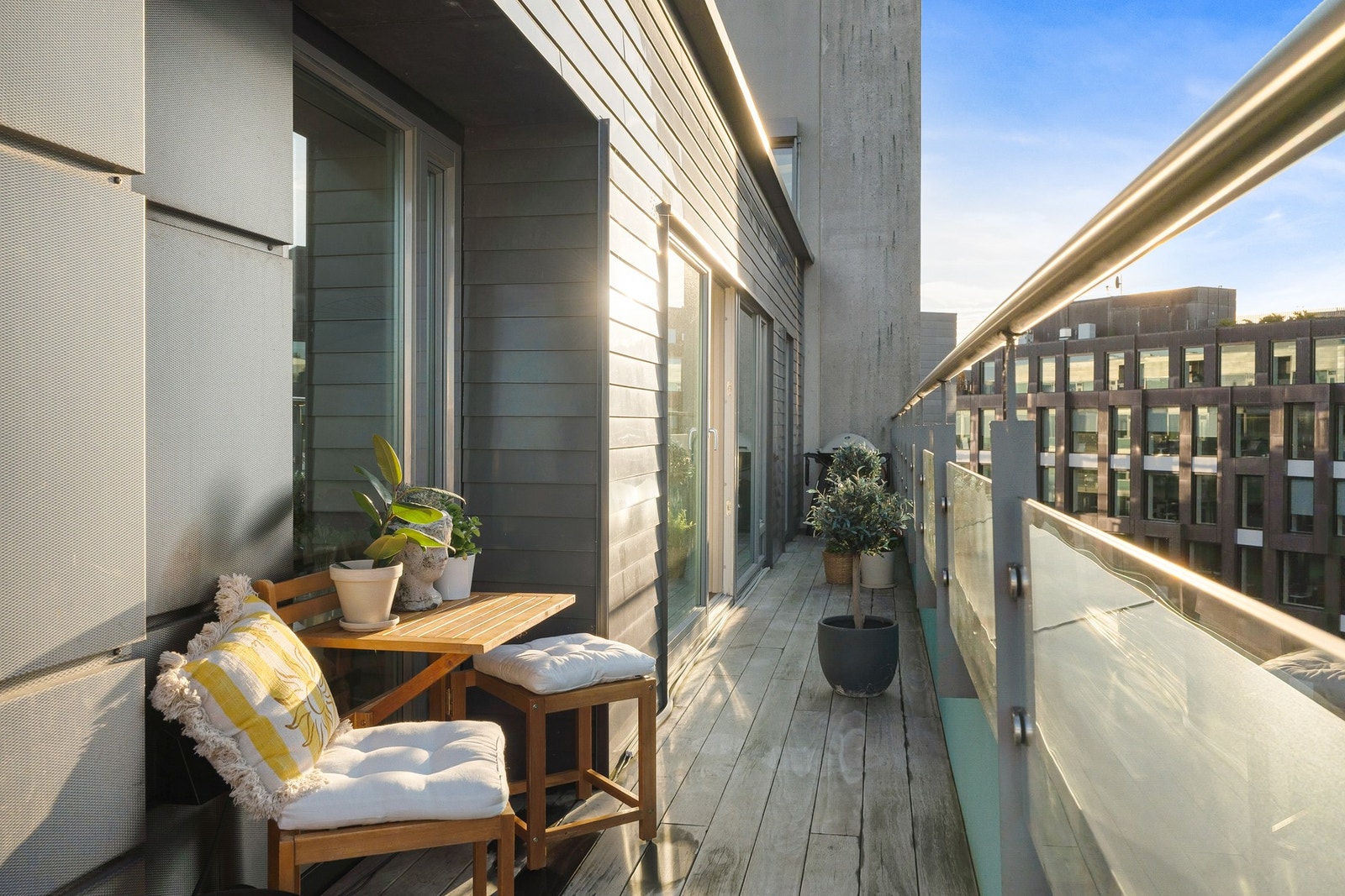 Fra stuen er det utgang til stor balkong på hele 15 kvm. Uteplassen byr på flere soner og grillmuligheter. Galleribilde