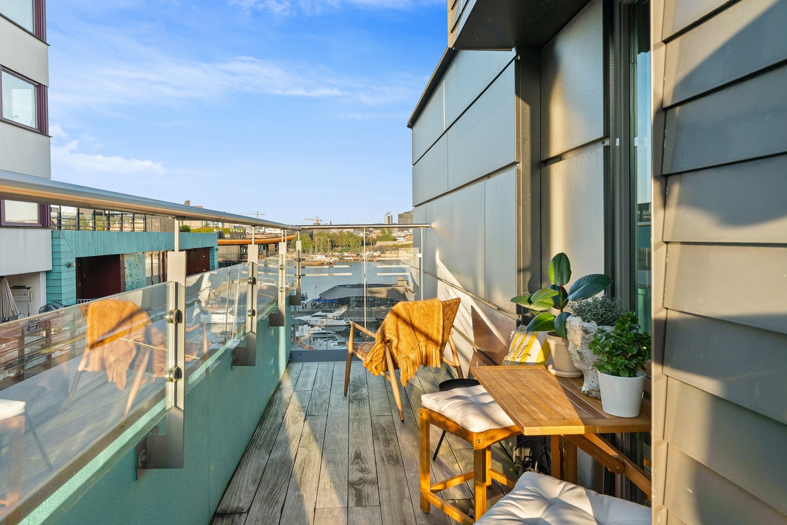 Balkongen kan oppleves som en forlengelse av stuen på sommerhalvåret. Galleribilde