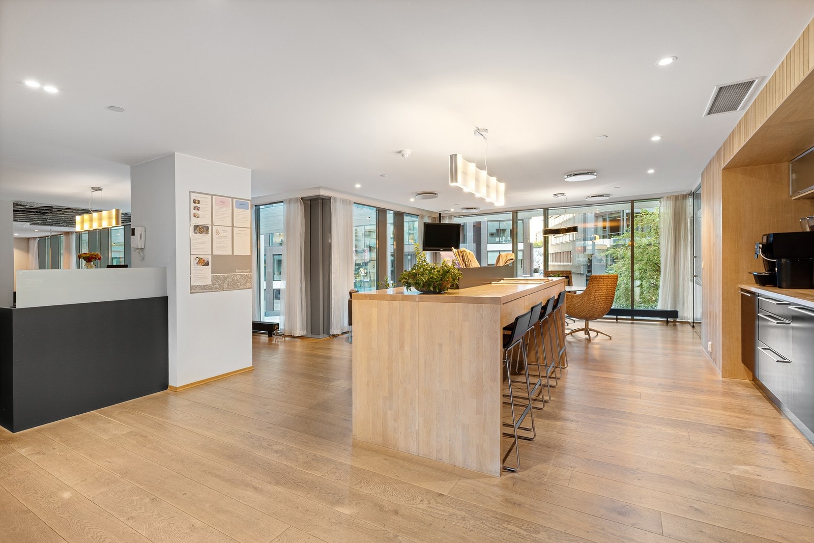 Med plussleilighet har beboer tilgang til et stilfullt innredet og fullt utstyrt serviceområde som blant annet
består av bemannet resepsjon, lobby, møterom, treningsrom, selskapslokale med kjøkken m.m. Galleribilde