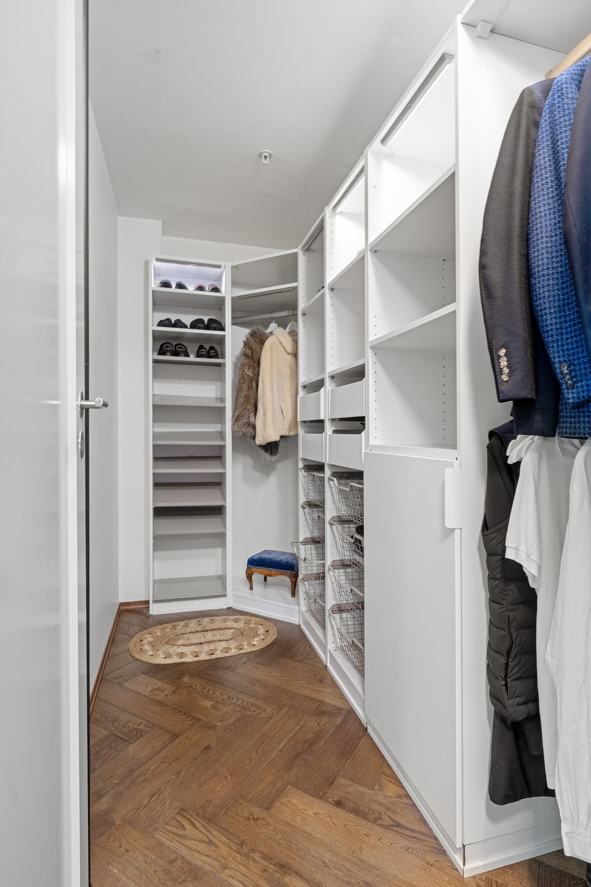 Praktisk innvendig bod/walk-in-closet med meget gode oppbevaringsmuligheter. Galleribilde