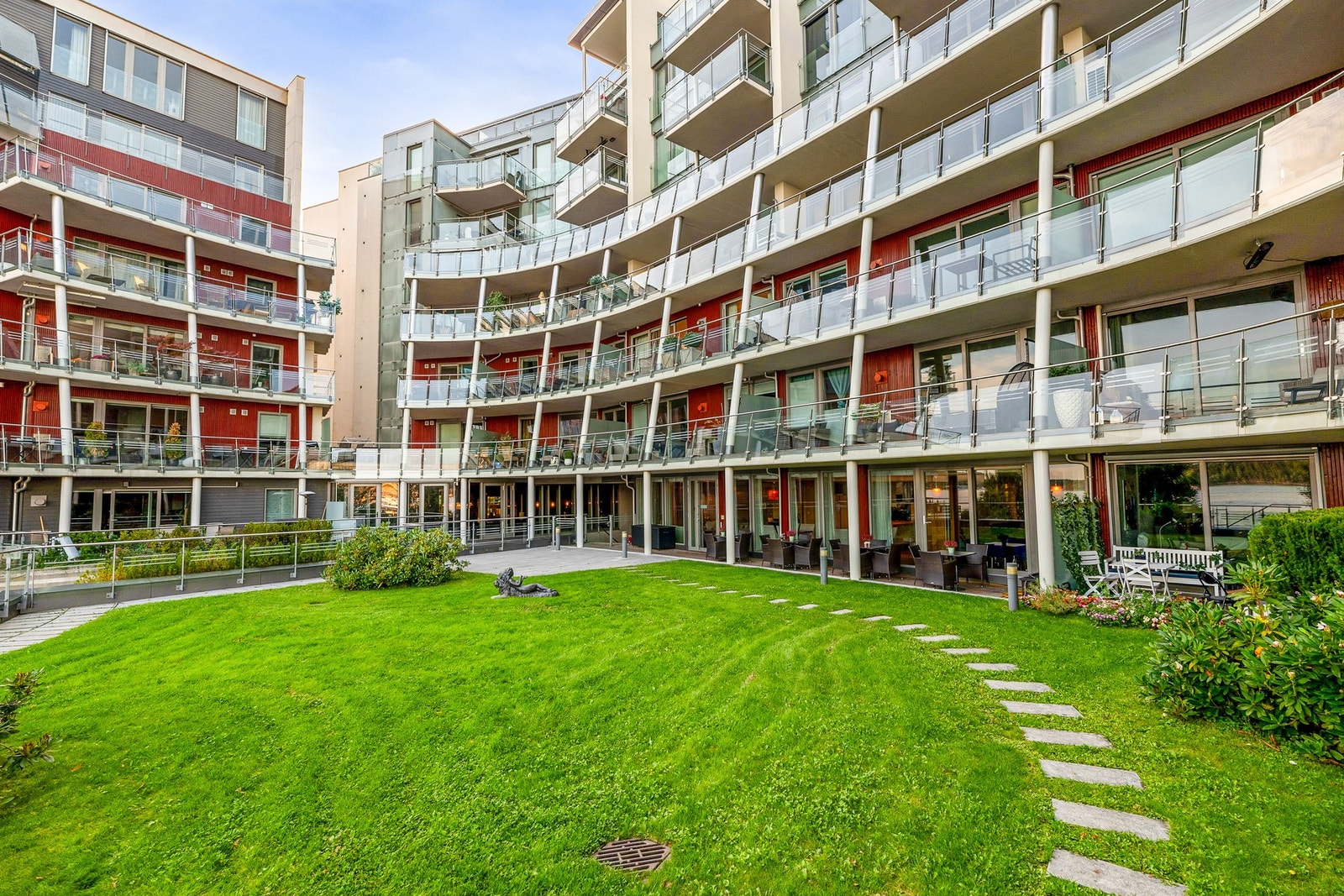 Sittegrupper og frodige grøntarealer. Galleribilde