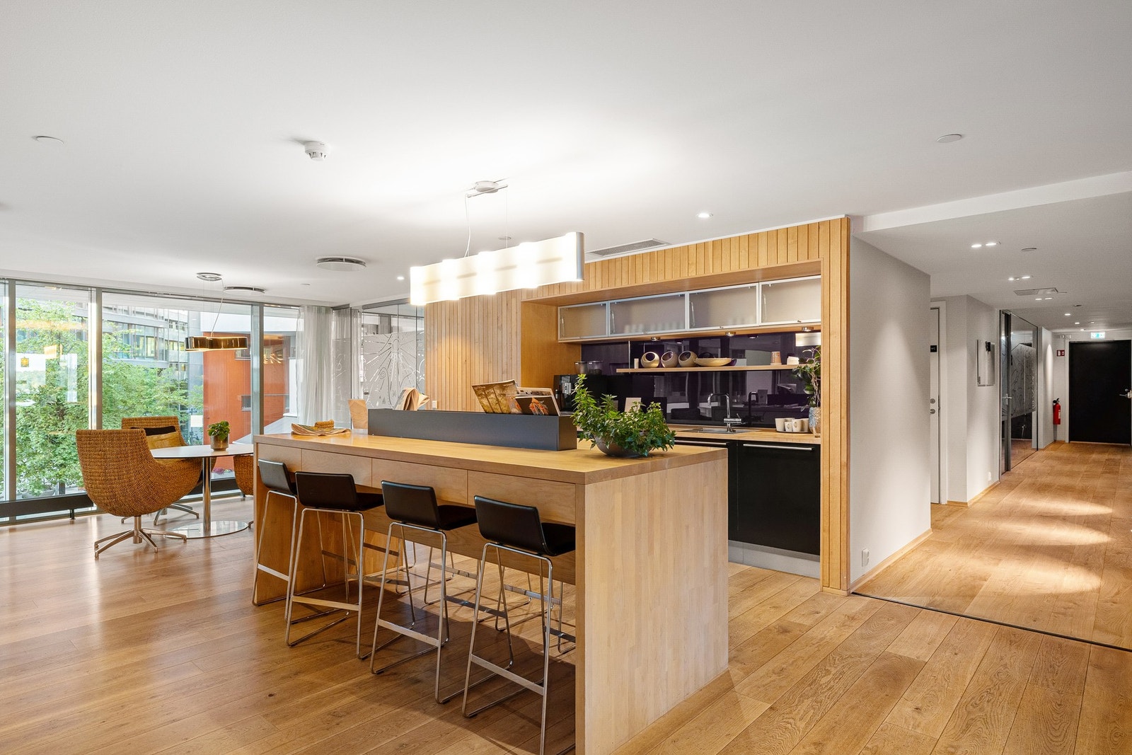 Her kan man også nyte kaffe, te, dagens aviser og magasiner. Galleribilde