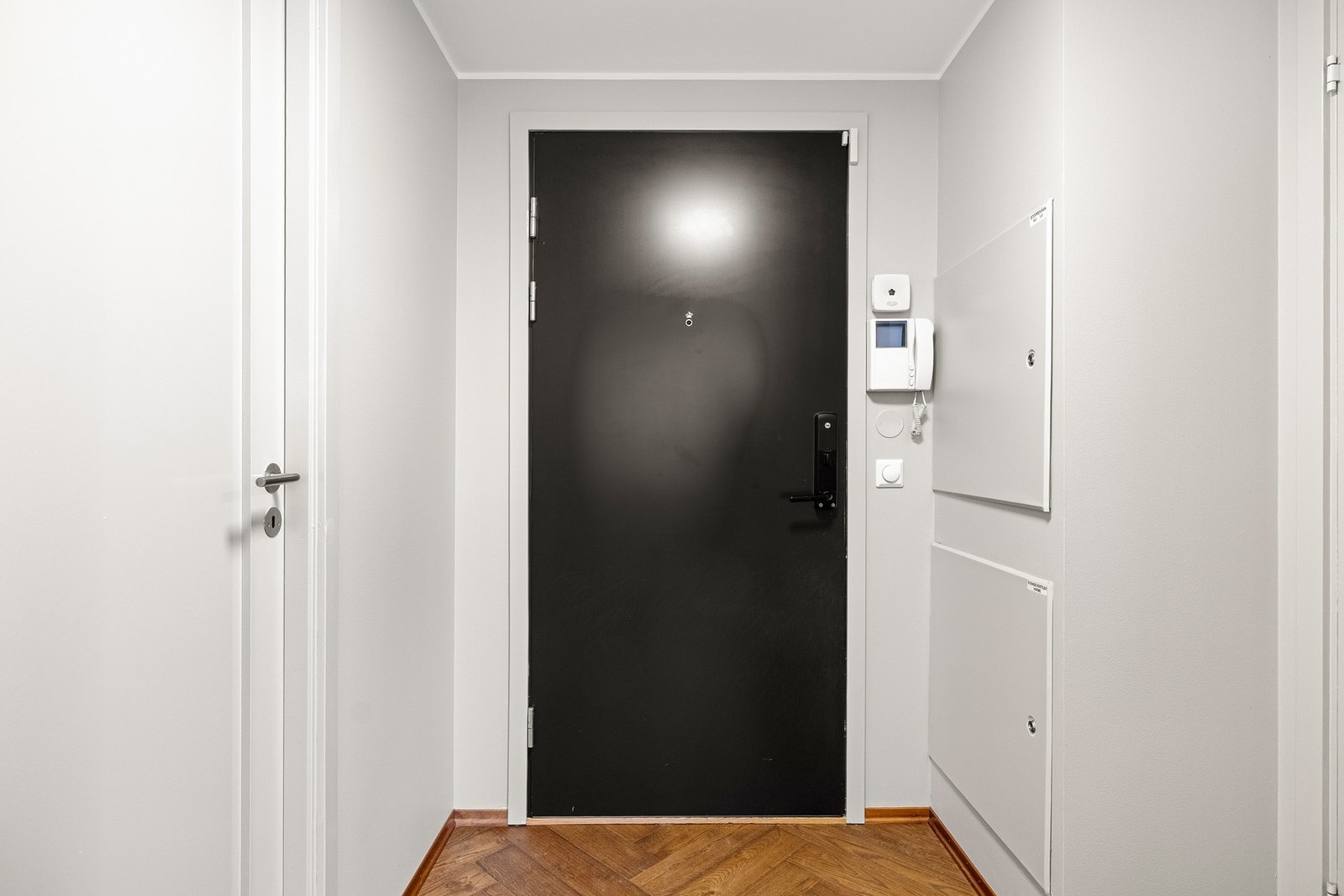 Lys og praktisk entré med callinganlegg med video. Inngangsdør montert med Yale Doorman, kodelås. Galleribilde