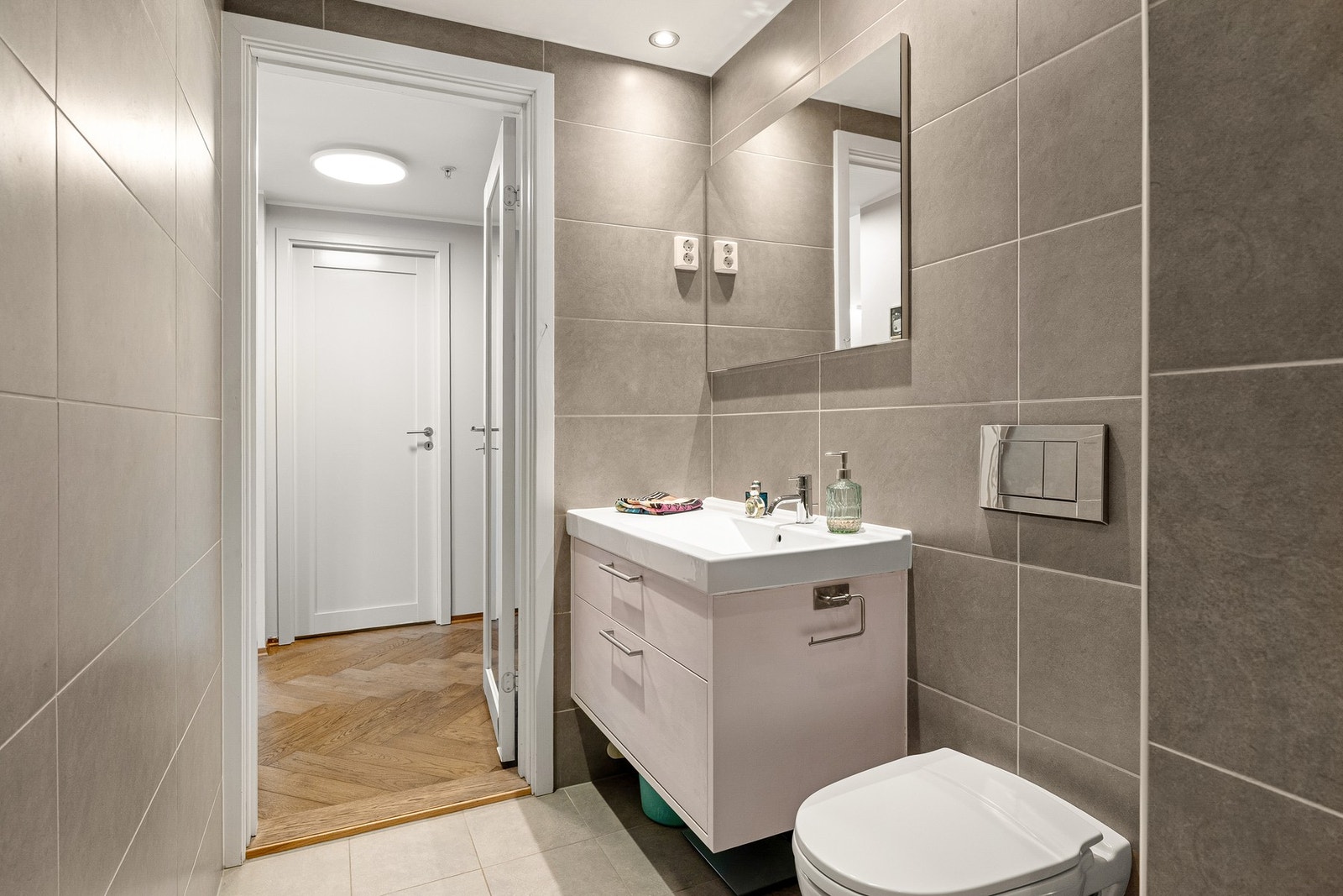 Det er downlights i himling og gulvvarme. TIl badet er det inngang fra soverom og entré. Galleribilde