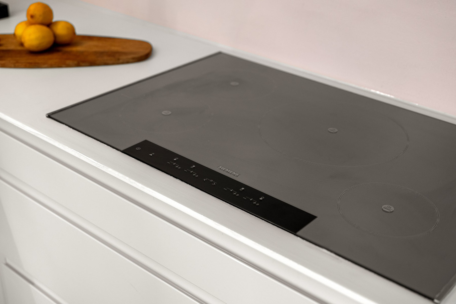 Induksjonsplatetopp fra Siemens og slimline ventilator. Stekeovn fra Gaggenau og integrert oppvaskmaskin. Medfølgende kjøleskap fra DeLonghi (2023) Galleribilde