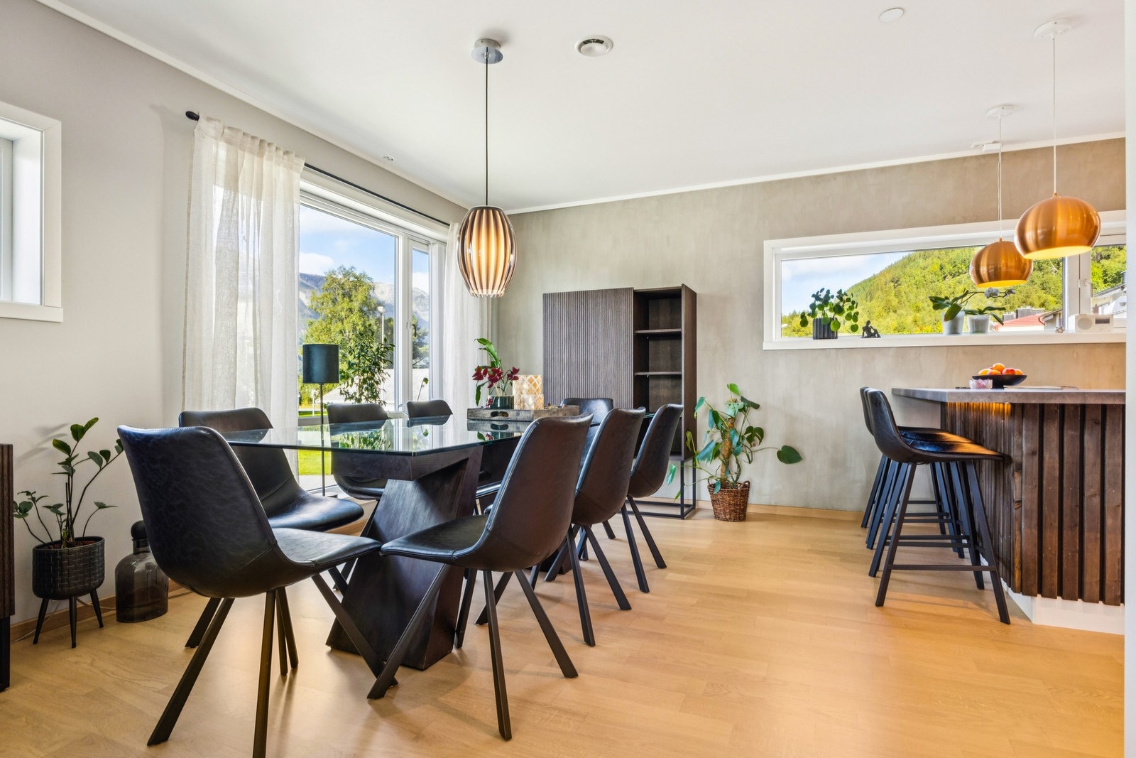 Spisestue med god plass til hele familien. Galleribilde