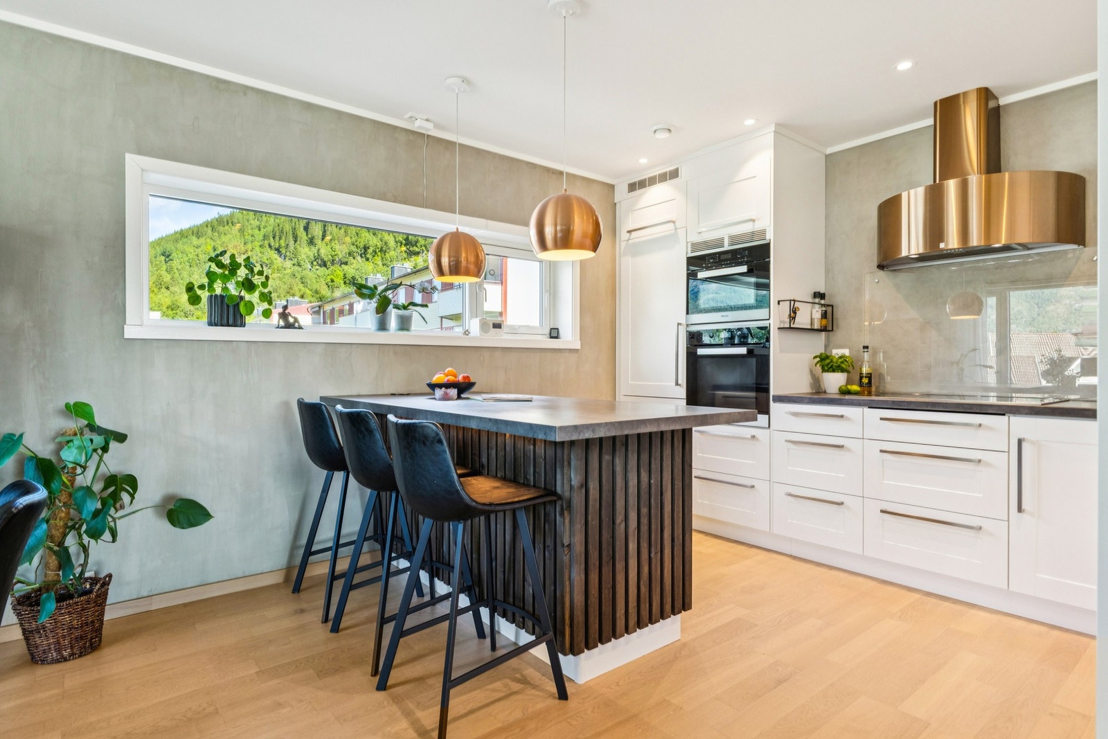 Tidløst kjøkken med integrerte hvitevarer. Galleribilde