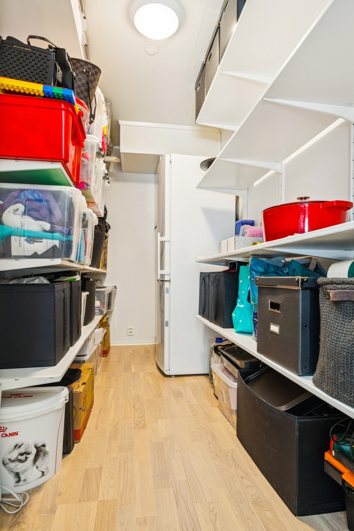 Praktisk bod inne i leiligheta. Galleribilde