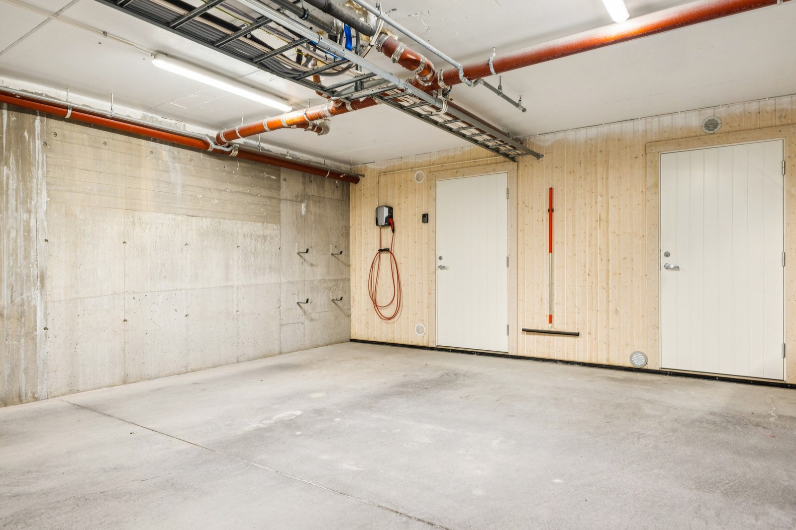 Sportsbod på ca. 10 kvm, med hyller og god plass til lagring. Galleribilde