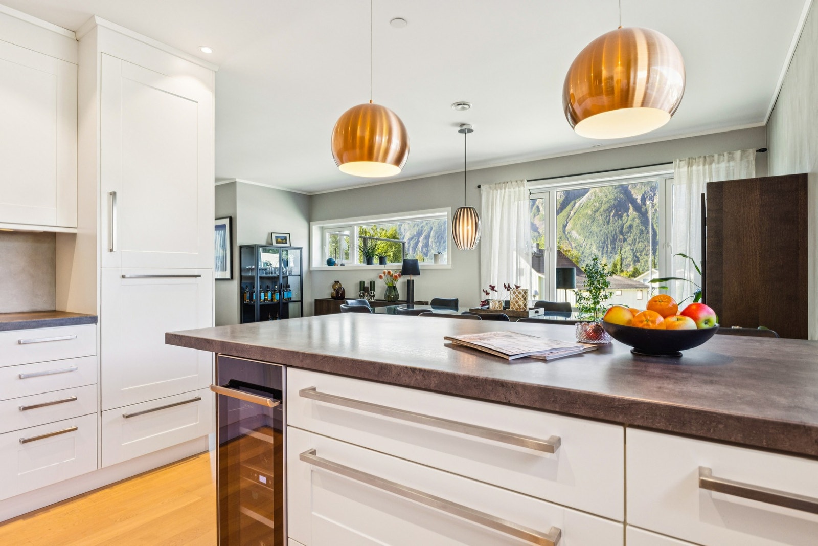 Legg merke til vinskapet som er integrert i øya. Galleribilde