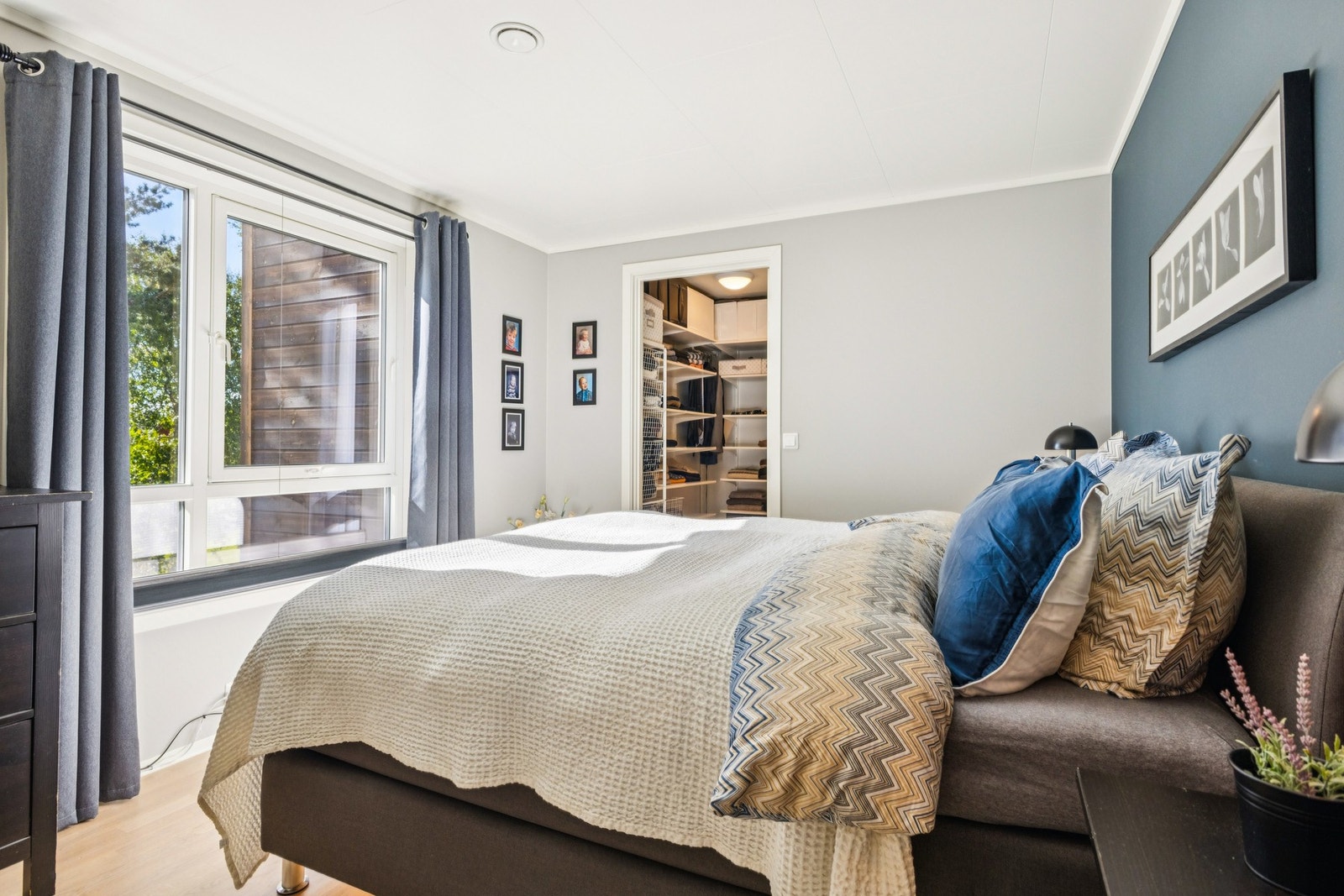 Hovedsoverommet har egen tilliggende walk-in, med bad innenfor. Galleribilde