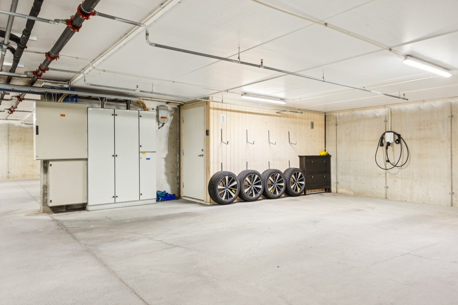 Parkeringsplass med elbillader som medfølger. Galleribilde