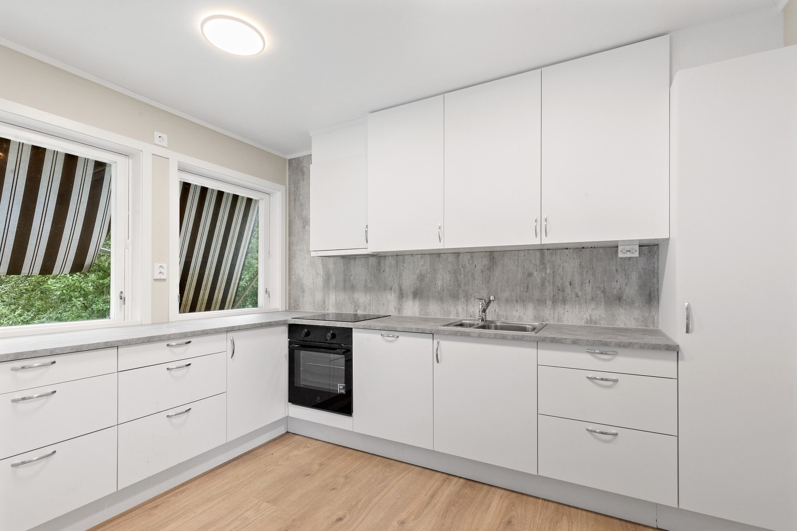 Moderne og tidløs kjøkkeninnredning. Galleribilde