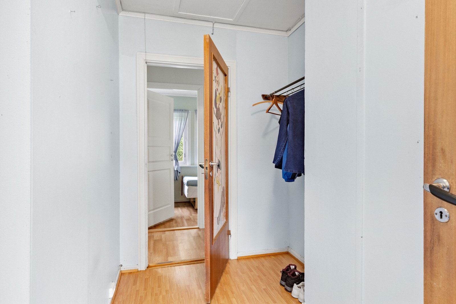 Romslig hall med rom for garderobeløsning til yttertøy. Her er det også luke til kaldloft, perfekt for ekstra lagring. Galleribilde