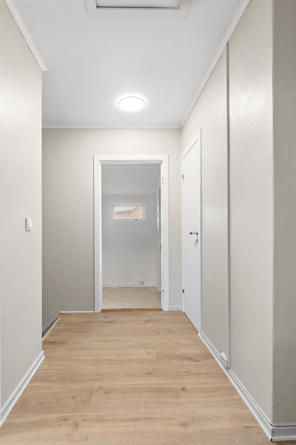 Luke til kaldloft i hall i sokkel. Galleribilde