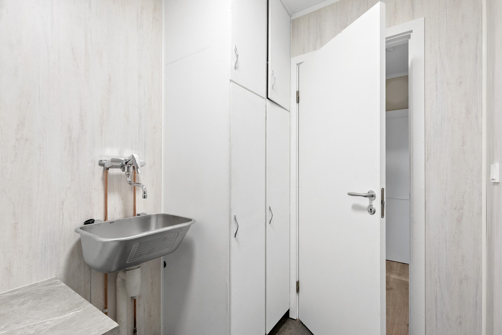 Vaskerommet har opplegg for vaskemaskin. Galleribilde