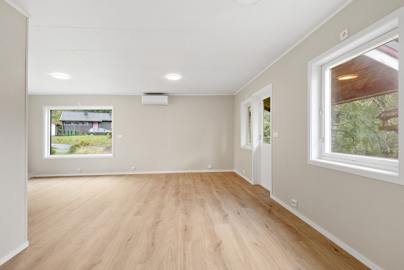 Store vinduer som gir rikelig med naturlig lys. Galleribilde