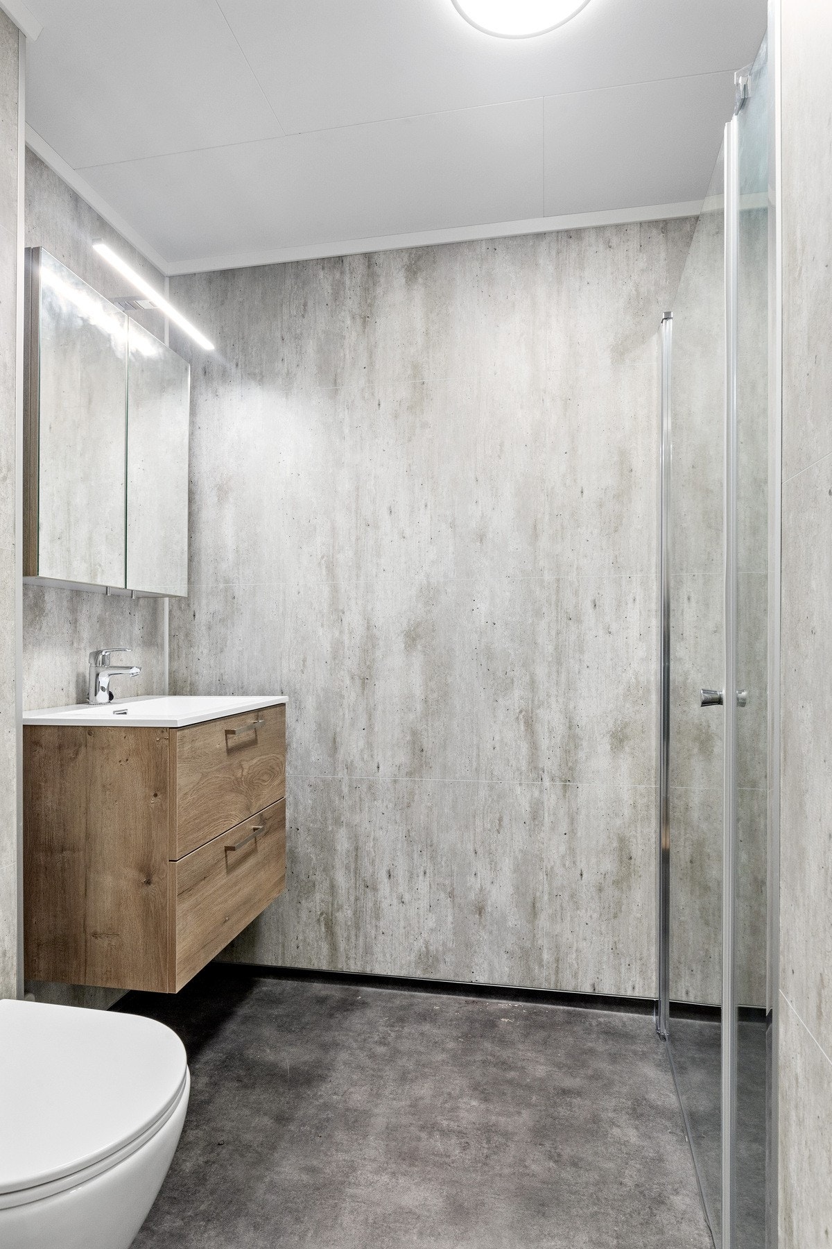 Moderne baderom utstyrt med gulvvarme og innfellbare dusjrører som er plassbesparende. Galleribilde