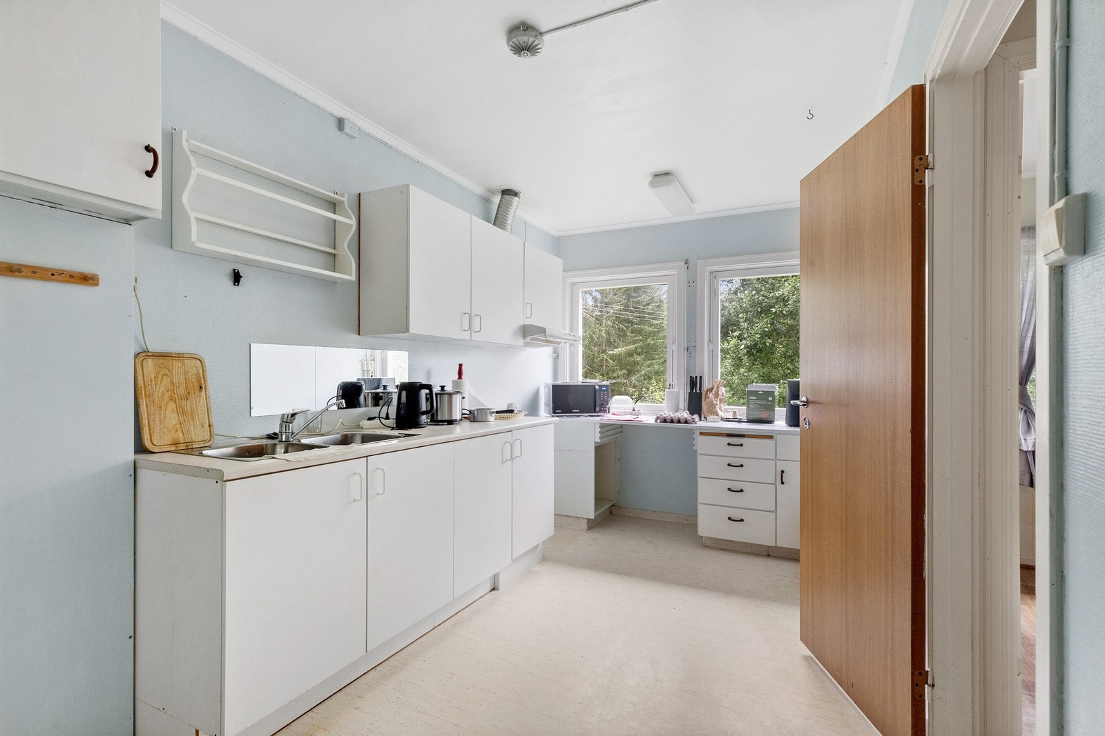 Romslig kjøkken, godt med skap og benkeplass. Galleribilde