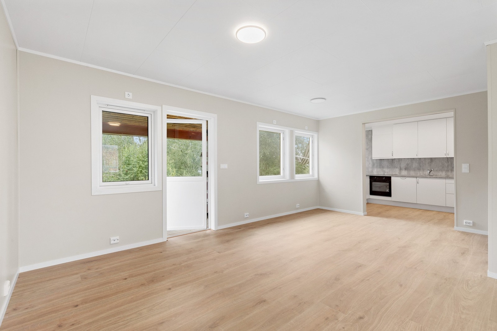 Romslig stue med utgang til terrasse. Galleribilde