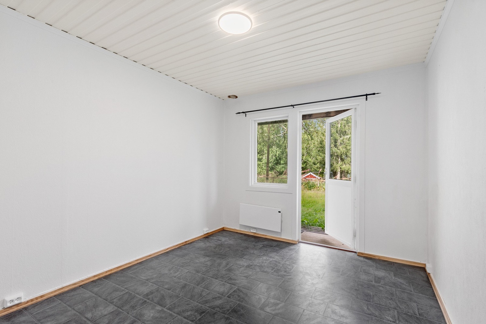 Soverom med utgang til friområde. Galleribilde